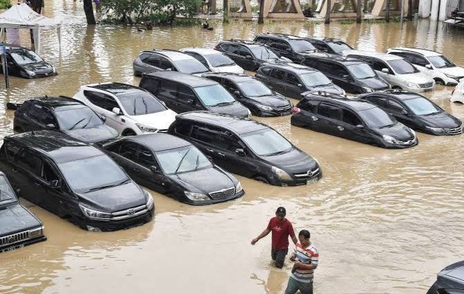 Banjir besar melanda Bekasi, Jawa Barat, pada Selasa (4/3) pagi. Puluhan mobil yang terparkir di Ruko Grand Galaxy City terendam air setinggi 1,2 meter. Dok Antara