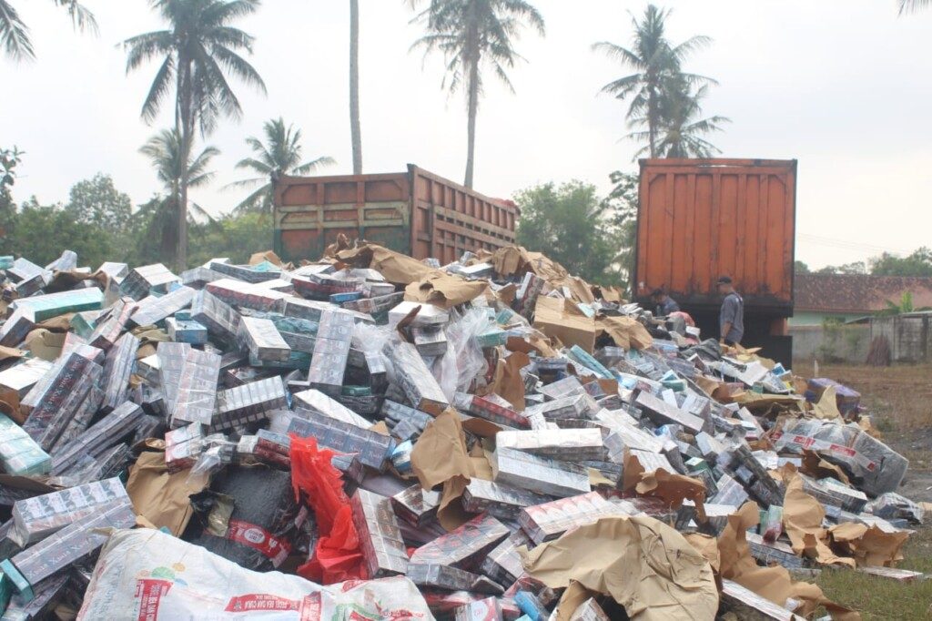 Pemusnahan rokok ilegal oleh Direktorat Jenderal Bea dan Cukai. Dok Antara