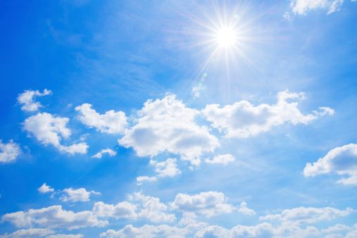 Awan dan matahari menyegat di tengah cuaca panas musim kemarau. Dok IStock