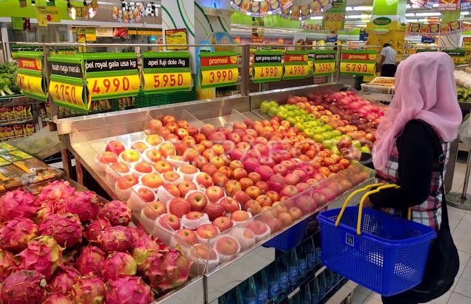 KEUANGAN RUMAH TANGGA MELEMAH. Konsumen berbelanja di sebuah pusat perbelanjaan di Semarang, Jawa Tengah, Kamis (24/8). Survei Konsumen Bank Indonesia (BI) edisi Mei 2025 mencatat pelemahan signifikan pada struktur keuangan rumah tangga. ANTARA FOTO/R. REKOTOMO