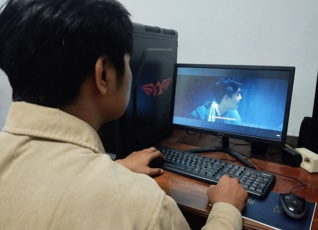 Seorang mahasiswa di Lampung, Apriliandi, menonton episode kedua serial 2125; Pesan dari Bumi. Dok Kronikdaily.com